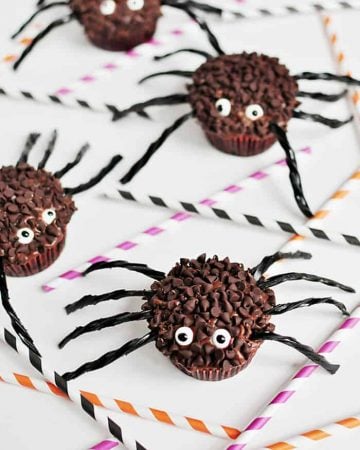 Spider Cupcakes for Halloween | {Five Heart Home}