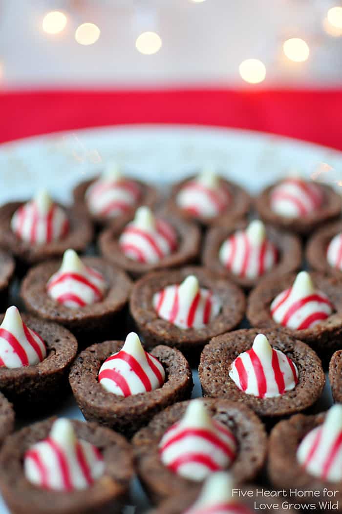 Candy Cane Kiss Brownie Bites • FIVEheartHOME