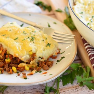 Skillet Shepherd's Pie ~ a one-pot dinner loaded with savory beef and colorful veggies, and the perfect recipe to use up those leftover mashed potatoes! | FiveHeartHome.com