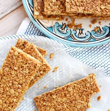 Oats and Honey Granola Bars ~ te domowe, te domowe, w pełni naturalne batoniki granola są pieczone aż do uzyskania lekko chrupiącej skórki, co czyni je idealnym śniadaniem w podróży lub zdrową, przenośną przekąską.com