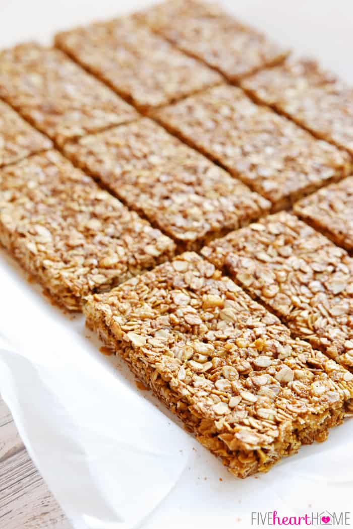 Aveia alquilhada e barras de granola de mel em papel pergaminho