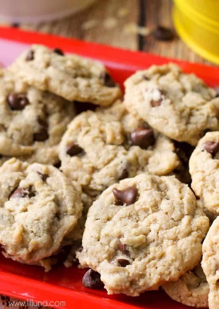 Chocolate Chip Chippers ~ cute, mini cookies loaded with oats and chocolate chips...a yummy copycat of the popular treat from Paradise Bakery! | LilLuna.com for FiveHeartHome.com