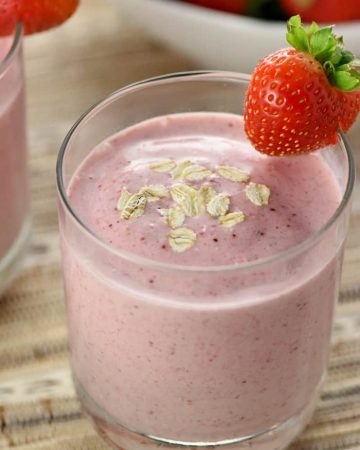 Strawberry Shortcake Smoothie ~ this healthy oat smoothie boasts fiber, protein, and vitamins yet tastes like a freshly baked treat! | FiveHeartHome.com