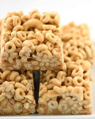 Peanut Butter & Honey Cereal Bars ~ whole grain toasted oat cereal (AKA, Cheerios), chopped nuts, peanut butter, coconut oil, and honey are combined, pressed into a pan, and chilled for no-bake breakfast bars that also make a tasty snack! | FiveHeartHome.com