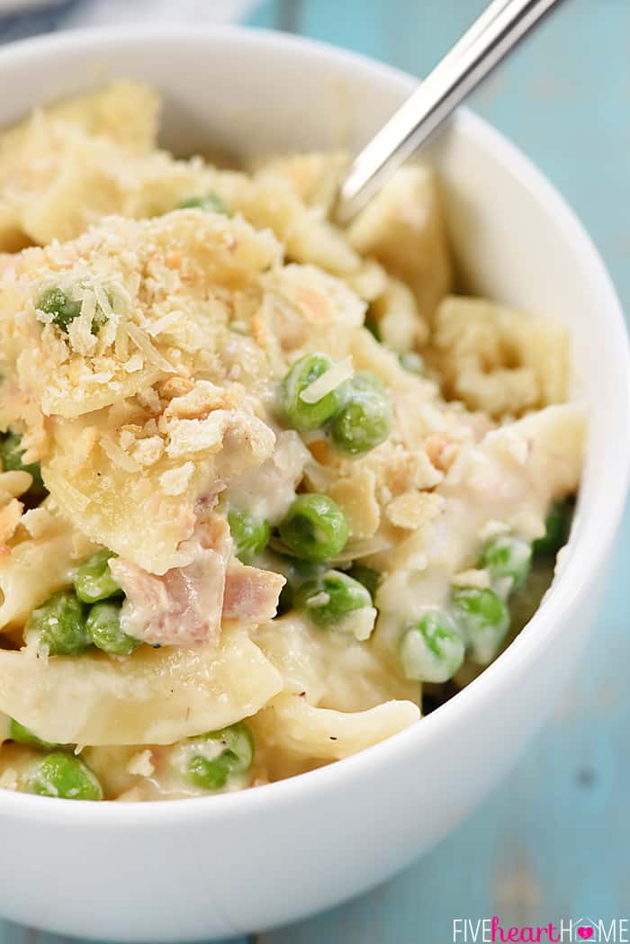 Ricetta del Tuna Noodle Casserole facile in una ciotola con un cucchiaio e briciole di cracker sopra.