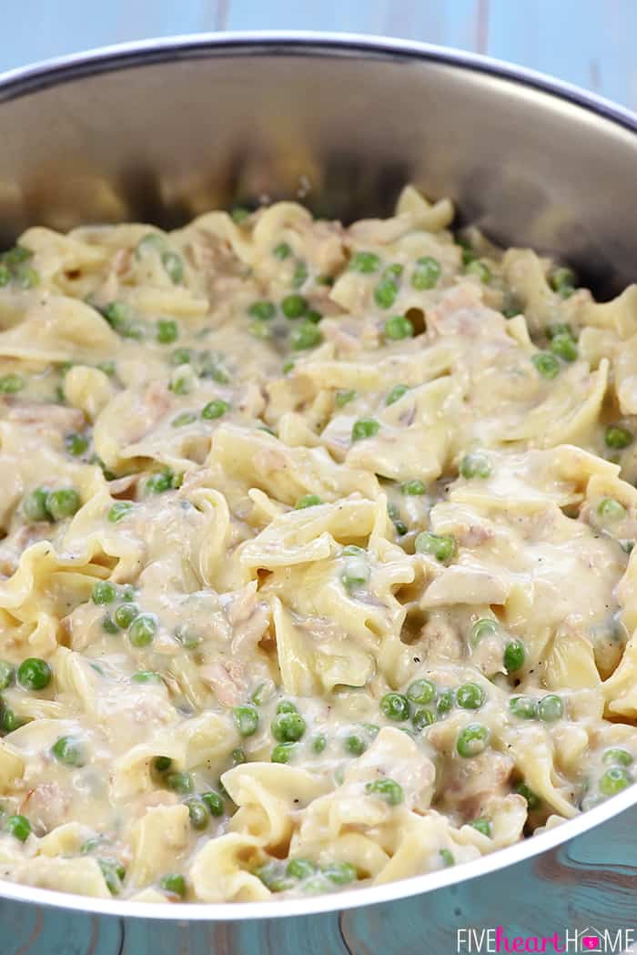 Casserole de nouilles au thon facile à réaliser dans une poêle sur la cuisinière.