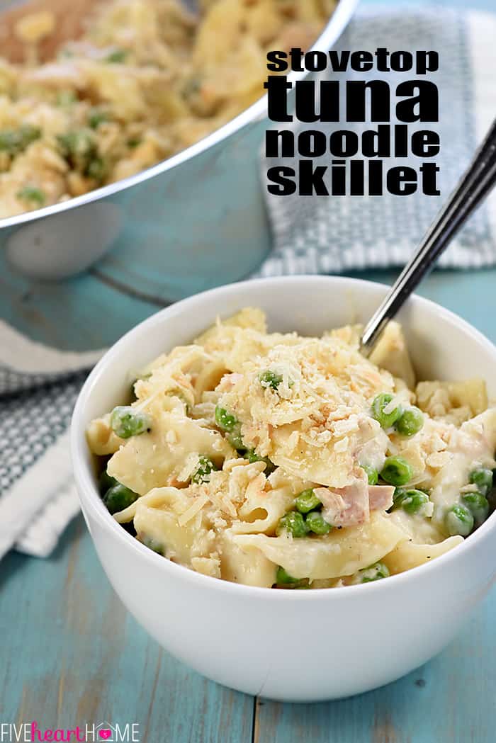 Casserole Noodle Casserole de Atum Fácil com sobreposição de texto.