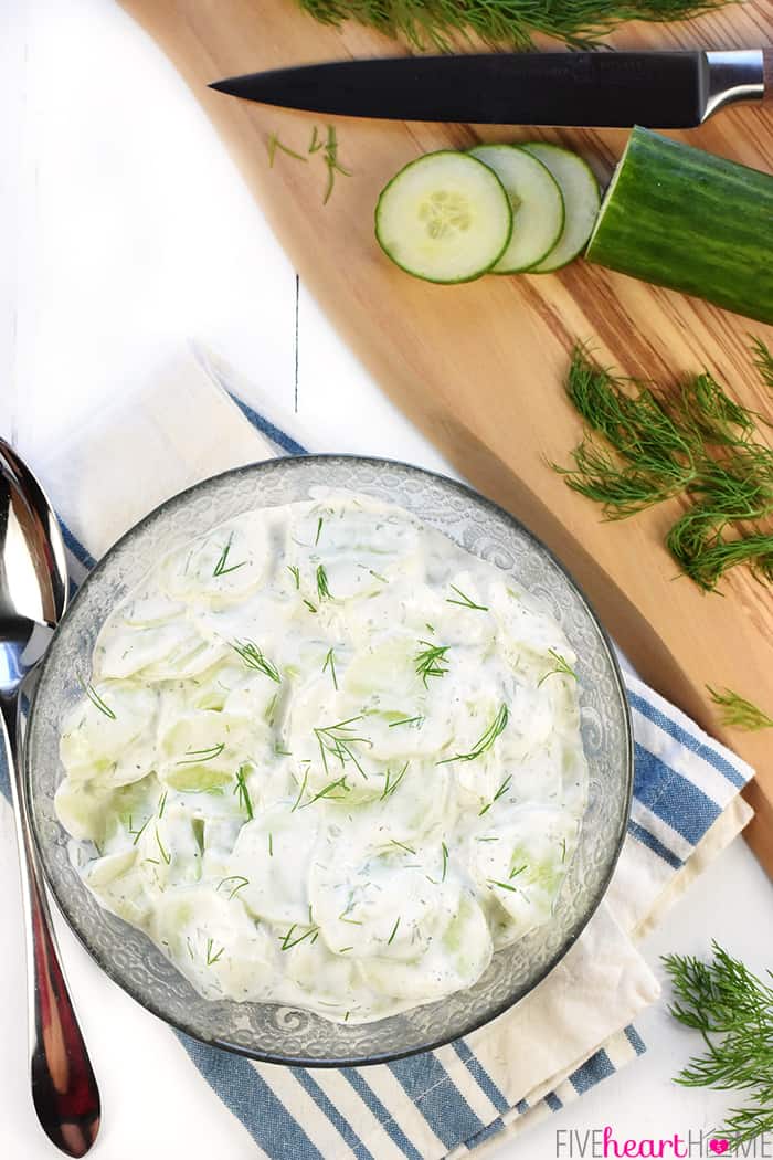 Vue aérienne de la salade de concombre allemande crémeuse