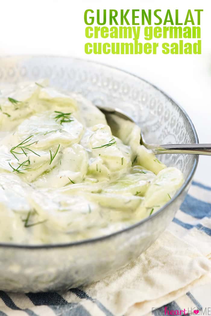 Insalata cremosa di cetrioli tedeschi, AKA Gurkensalat con sovrapposizione di testo