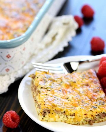 Ground Beef, Egg, & Cheese Breakfast Casserole ~ lean ground beef (or turkey) is seasoned like sausage and layered with cheddar and eggs in this low-carb, lightened-up breakfast recipe! | FiveHeartHome.com