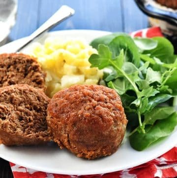 Mexican Meatloaf Muffins ~ simple to make, quick to cook, and full of zesty flavor from homemade taco seasoning and salsa! | FiveHeartHome.com