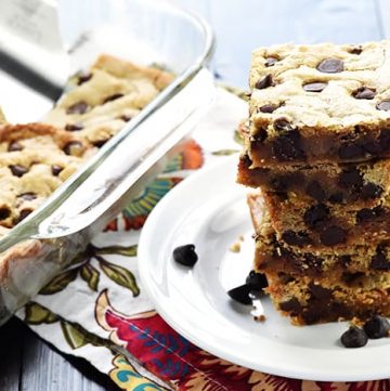 Easy One-Bowl Blondies ~ quick to make and completely customizable, from classic chocolate chips to your favorite chocolate candy, nuts, coconut, and more! | FiveHeartHome.com