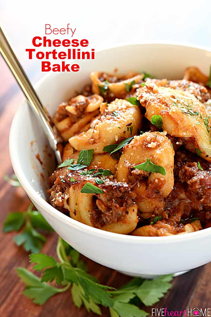 Receta de tortellini con queso y carne con superposición de texto