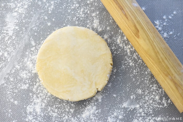 How to roll out a pie crust recipe.