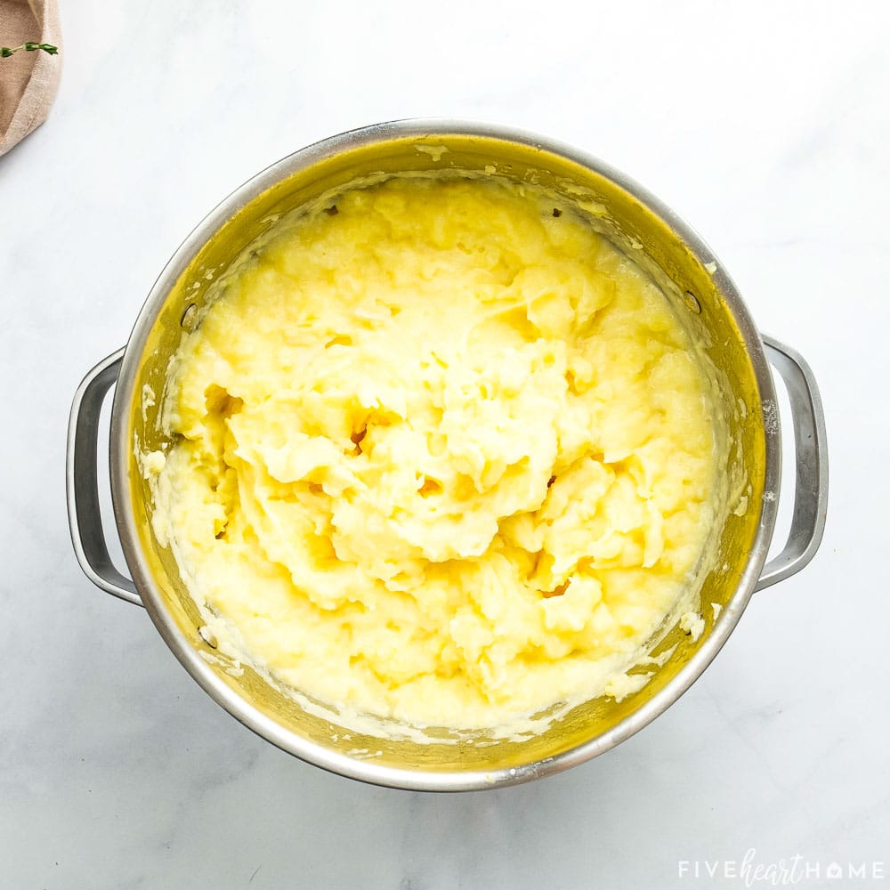 Mashed potatoes in pot.
