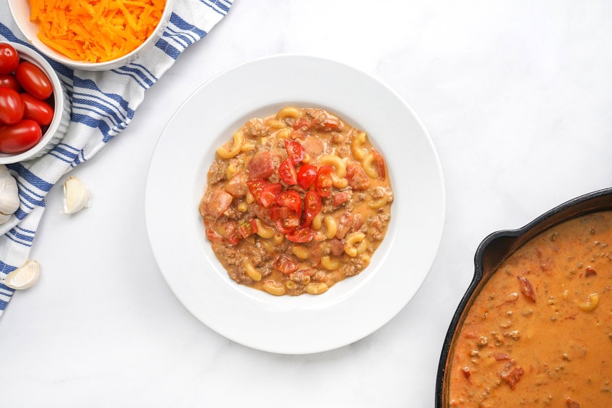 Hamburger Helper Cheeseburger Macaroni in bowl and skillet.